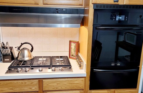 Glenview House | Delightful Cozy Home, 2 Bedroom, 1 full Bath, Conveniently located.