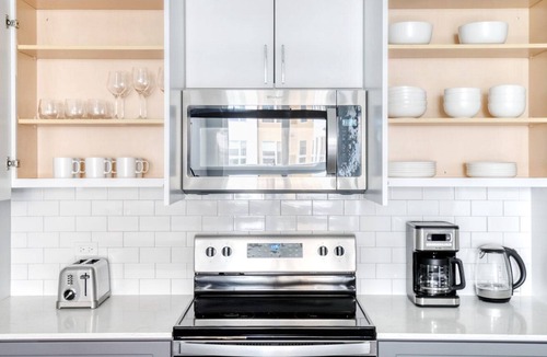 Arlington Heights Apartment | Deluxe Arlington Heights 1BR w/ Gym & W/D, near I-90, by Blueground