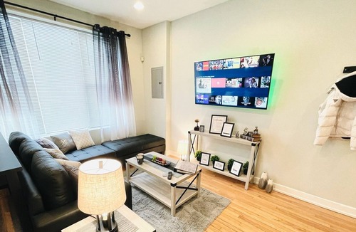 Tri-Taylor Apartment | Deluxe Den in Chicago