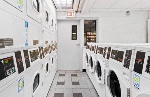 Gold Coast Apartment | Deluxe Gold Coast Studio w/ Doorman & Gym, 2 blocks to L, by Blueground