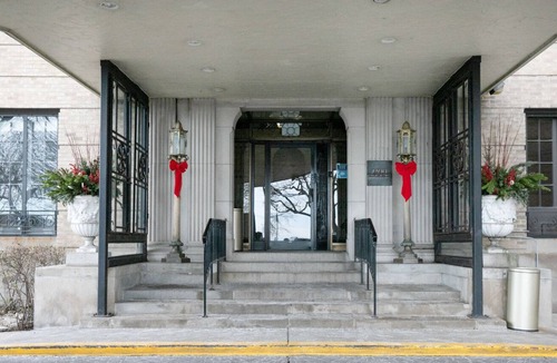 Gold Coast Apartment | Deluxe Gold Coast Studio w/ Doorman & Gym, 2 blocks to L, by Blueground