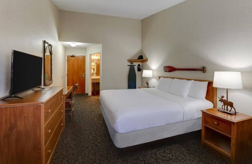Quincy Hotel | Deluxe King at Stoney Creek Inn Quincy