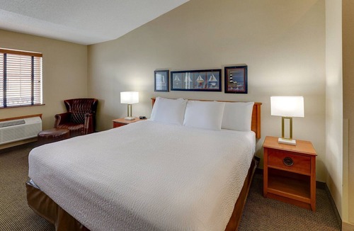 Peoria Hotel | Deluxe King with Private Balcony in Peoria! Stoney Creek, Free Breakfast