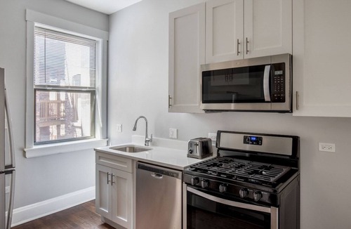 Wrigleyville Apartment | Deluxe Lakeview 1BR, nr Wrigley Field & Lake Michigan, by Blueground