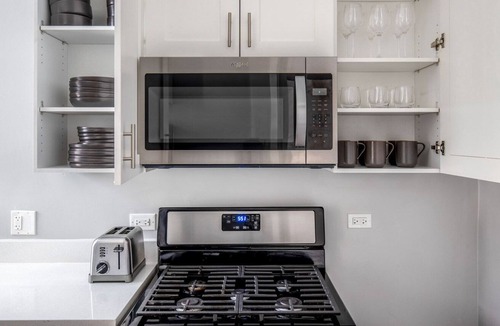 Wrigleyville Apartment | Deluxe Lakeview 1BR, nr Wrigley Field & Lake Michigan, by Blueground