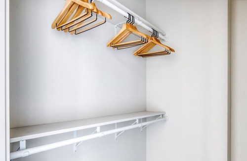 North Center Apartment | Deluxe Ravenswood 1BR w/ Rooftop, BBQ, next to Brown line, by Blueground