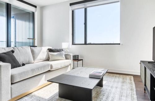 North Center Apartment | Deluxe Ravenswood 1BR w/ Rooftop, BBQ, next to Brown line, by Blueground