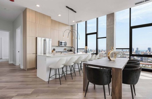 River West Apartment | Deluxe River West PH for Unforgettable Memories