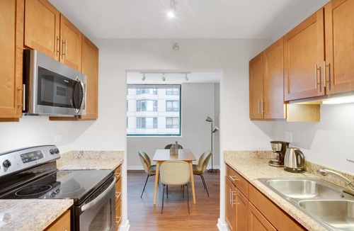 Streeterville Apartment | Deluxe Streeterville 1BR w/Gym & Pool, close to Beach, by Blueground