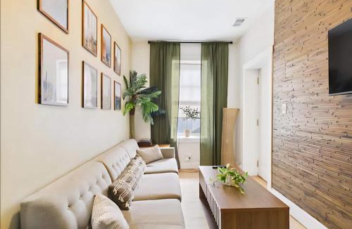 West Town Apartment | Desert Mirage 2br, Patio, & Free Parking