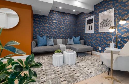 Parkdale House | Designer 2BR Apt Fireplace & Movie Nights
