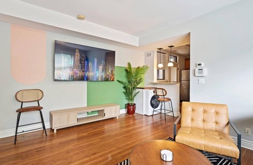 Lakeview Apartment | Designer Apartment 10 Min Walk to Wrigley!
