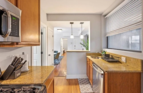 Lakeview Apartment | Designer Apartment 10 Min Walk to Wrigley!