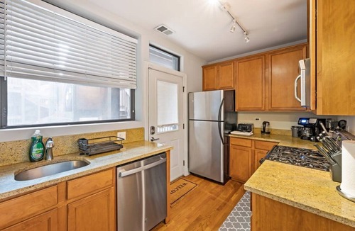 Lakeview Apartment | Designer Apartment 10 Min Walk to Wrigley!