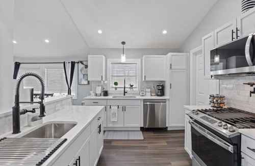 Oakbrook Terrace House | Desirable chic home in a Prime Location!