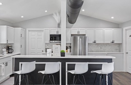Oakbrook Terrace House | Desirable chic home in a Prime Location!