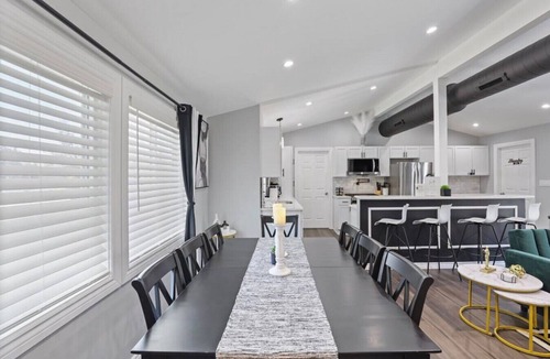 Oakbrook Terrace House | Desirable chic home in a Prime Location!