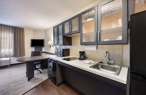 Linthicum Heights House | Discover Baltimore's Best Spots, 2 Cozy Units With Kitchens, Pets Allowed!