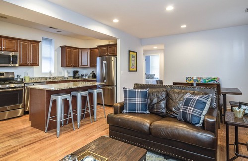 Wrightwood Neighbors House | Diversey #2 Lincoln Park-Short walk to Wrigley, Lincoln Park and The Beach!