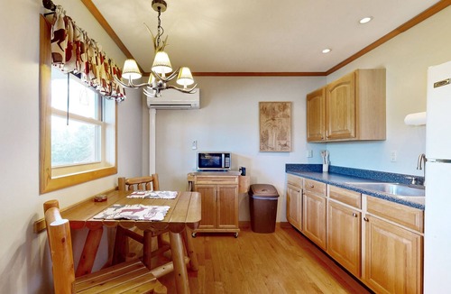 Murphysboro Cabin | Dog-friendly, lakefront cabin with porch, deck & firepit - near wineries, hiking