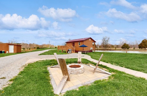 Murphysboro Apartment | Dog-friendly, lakefront cabin with porch & firepit - near wineries & trails