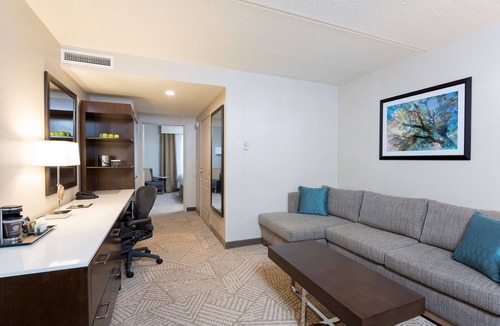 Russell Hotel | Doubletree by Hilton Pleasant Prairie Kenosha