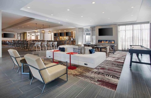 Bedford Park Hotel | DoubleTree by Hilton Chicago Midway Airport, IL