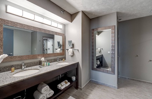 Bloomington Hotel | DoubleTree by Hilton Hotel Bloomington