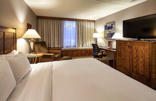 Mundelein Hotel | DoubleTree by Hilton Libertyville - Mundelein