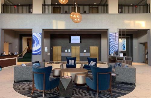 Downers Grove Hotel | DoubleTree Suites by Hilton Hotel & Conference Center Chicago-Downers Grove