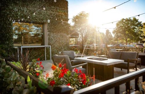 Downers Grove Hotel | DoubleTree Suites by Hilton Hotel & Conference Center Chicago-Downers Grove