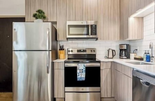 The Loop Condo | Downtown 3bd Penthouse| Lake Mich VIEWS +gym