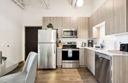 The Loop Condo | Downtown 3bd Penthouse| Lake Mich VIEWS +gym