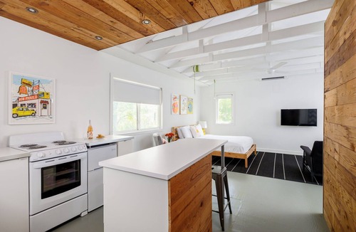 Hyde Park Apartment | Downtown, Bright - Pastel Casita