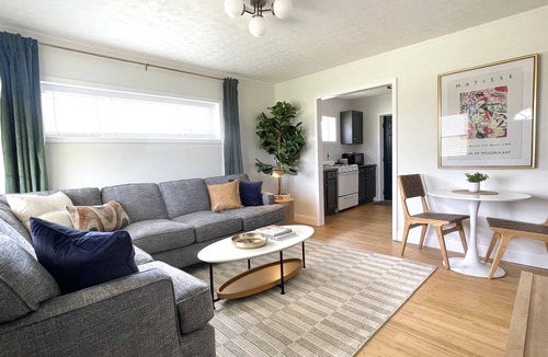Carbondale Condo | Downtown Carbondale. Cozy and Cheery Abode - NEW-