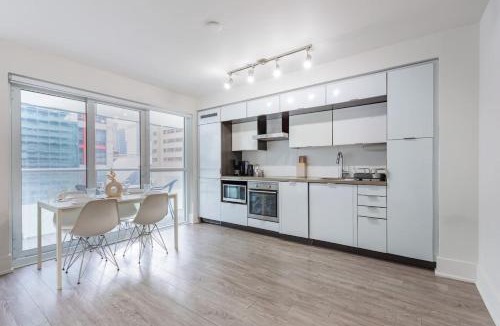 Toronto Entertainment District House | Downtown CN Tower View Condo with Pool Hot tub and Gym