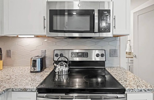 Waller Creek District Hotel | Downtown Comfort | Fully Equipped Unit Near Rainey St. & Local Hotspots