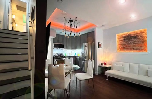 Shaw House | Downtown DC Rowhouse Apartment 3-Bedroom Suite-A