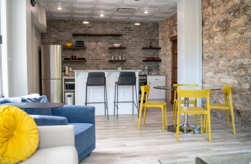 Eureka Springs Historic District Condo | Downtown+HotTub+Wifi+FreeParking @151 Spring Ste C