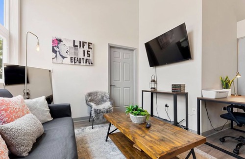 Near South Side Condo | Downtown McCormick &. Museums 2bd/2ba +gym&rooftop