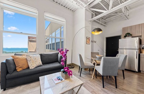 The Loop Condo | Downtown Mich Ave - 6 Penthouses, Sleep 25