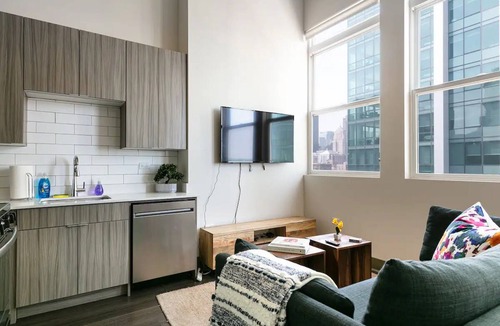 The Loop Condo | Downtown Mich Ave - 6 Penthouses, Sleep 25