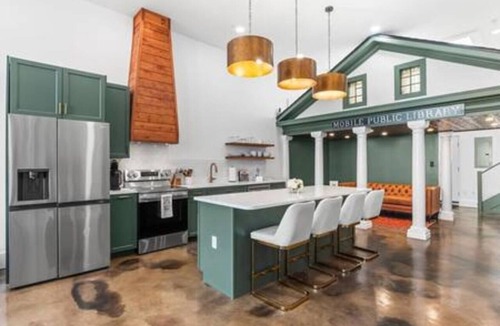 Central Business District Apartment | Downtown Mobile - Walk to everything - Downtown luxe - Pets Welcome