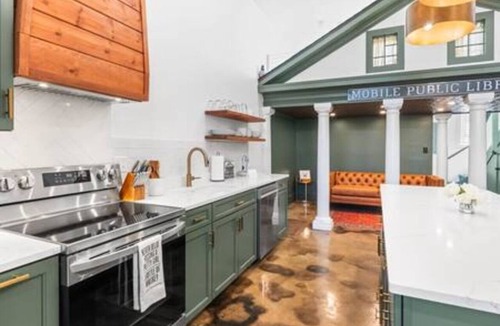 Central Business District Apartment | Downtown Mobile - Walk to everything - Downtown luxe - Pets Welcome