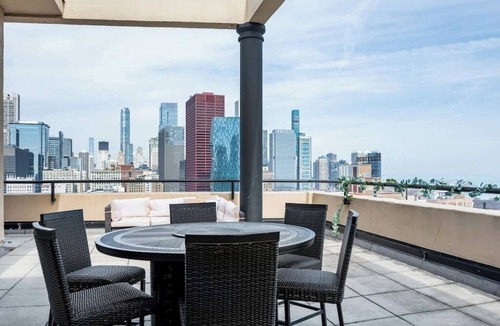 Printers Row Condo | Downtown Penthouse Lake Views #1|Gym, Parking+Pool