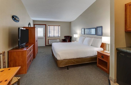 Peoria Hotel | Downtown Proximity! Award-Winning Hotel with Homely Comfort & Rustic Charm