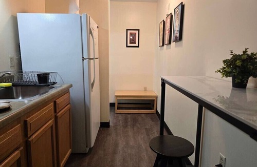 Downtown Pittsburgh Apartment | Downtown Studio Retreat | Queen Bed + 55” Smart TV