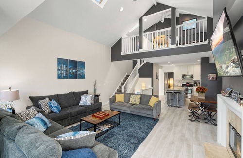 Lakeview Apartment | Dramatic Wrigley Loft +PRIVATE Rooftop, Center of Wrigley, Ranked GUEST FAVORITE