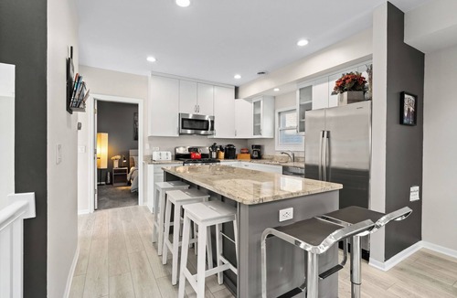 Lakeview Apartment | Dramatic Wrigley Loft +PRIVATE Rooftop, Center of Wrigley, Ranked GUEST FAVORITE