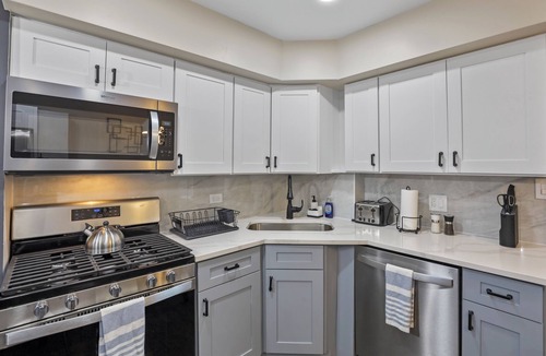 Downers Grove House | Dream- 4 King Beds, Fully Fenced